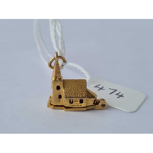 474 - A novelty charm in the form of a wedding in church 9ct - 2.4 gms