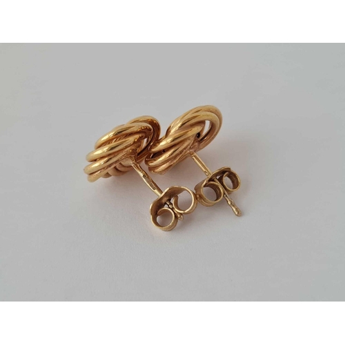 497 - A pair of knot earrings 9ct - 2 gms