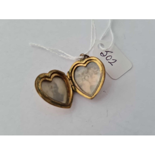 502 - A heart shaped back and front locket 9ct - 2.9 gms