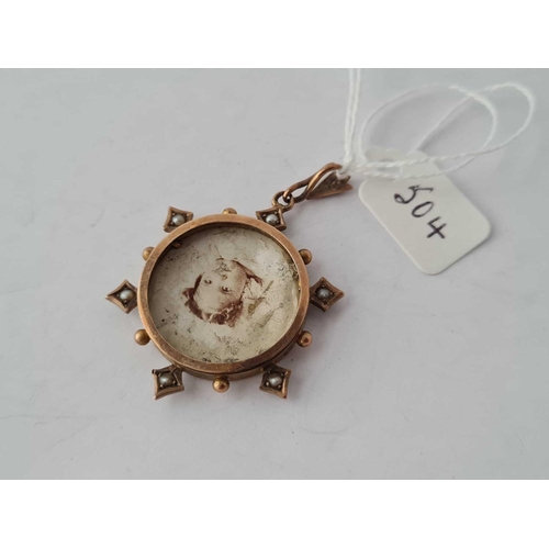 504 - A hallmarked gold mounted glass locket with pearls - 6.2 gms