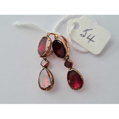 54 - A 18TH CENTUARY GOLD AND FLAT CUT FOIL BACKED GARNET EARRINGS (ONE TOP REPLACEMENT STONE)