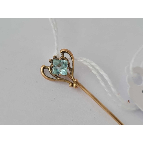 545 - A gold and aquamarine stick pin 1g inc