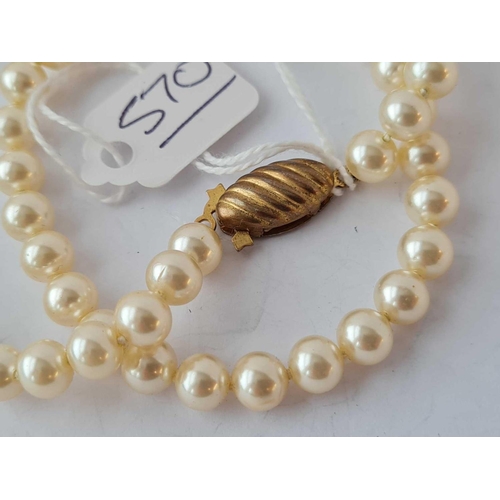 570 - A pearl necklace