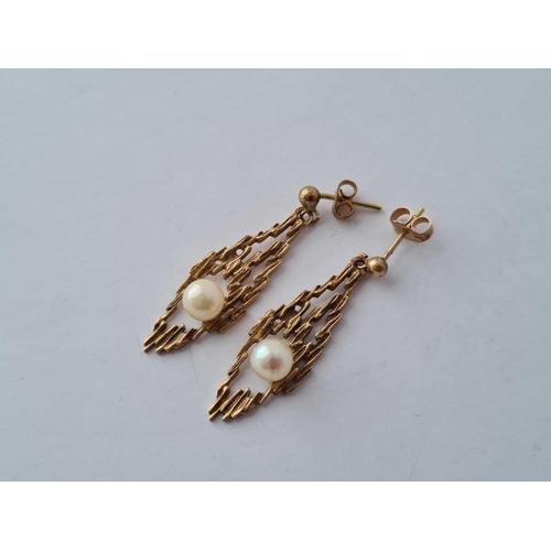 593 - A textured drop earrings set with pearls 9ct - 3.2 gms