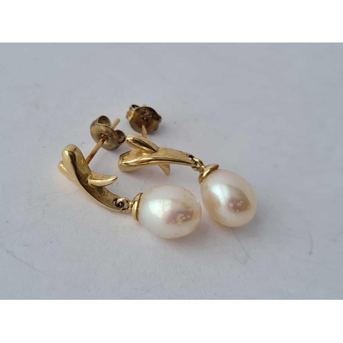 594 - A pair of star shaped pearl drop earrings 9ct - 2.9 gms