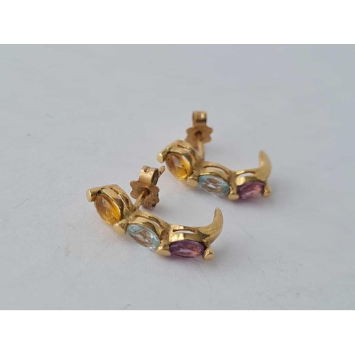 595 - A pair of three colour gold earrings 9ct - 1.4 gms