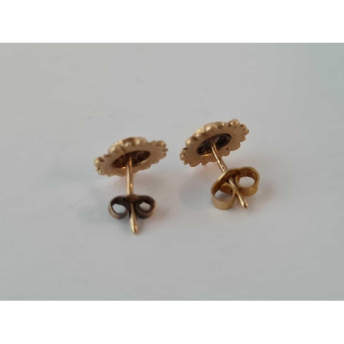 617 - A pair of circular earrings 9ct - 1.3 gms