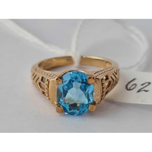 621 - A large oval blue topaz ring 9ct size N 1/2 - 4.6 gms