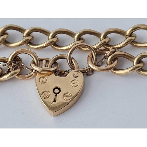 622 - A GOLD CURB LINK BRACELET WITH PADLOCK CLASP 9CT - 15.7 GMS