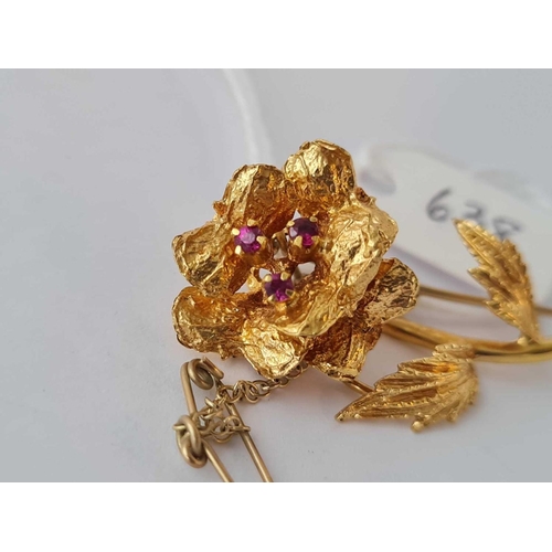 638 - A RUBY SET FLORAL BROOCH 18CT GOLD - 7.7 GMS