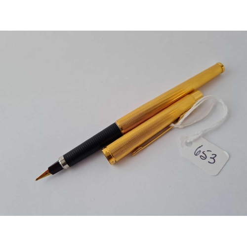 653 - A gilt metal Parker fountain pen (11Q)