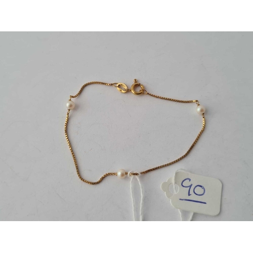 90 - A pearl bracelet 9ct