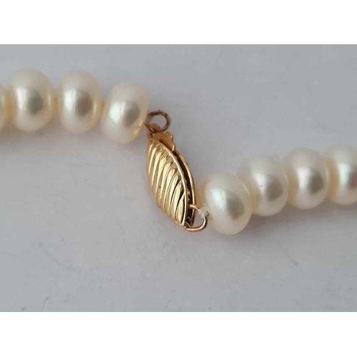 91 - A pearl necklace with 14ct gold clasp