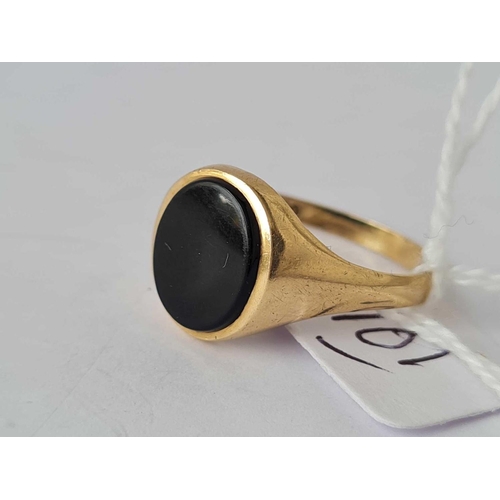 101 - An onyx signet ring in 9ct size S 2.7g inc