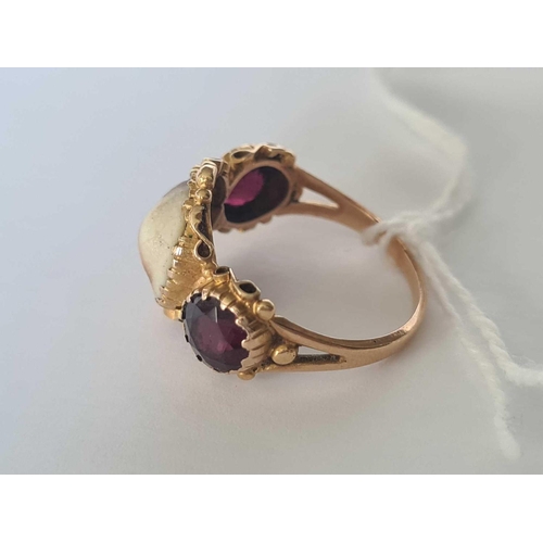 11 - A antique gold garnet and shell ring size O �