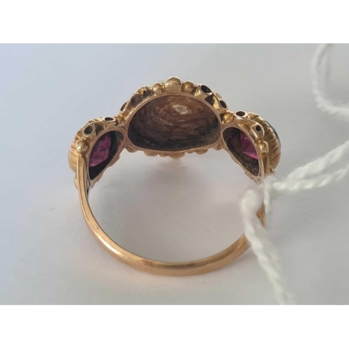 11 - A antique gold garnet and shell ring size O �