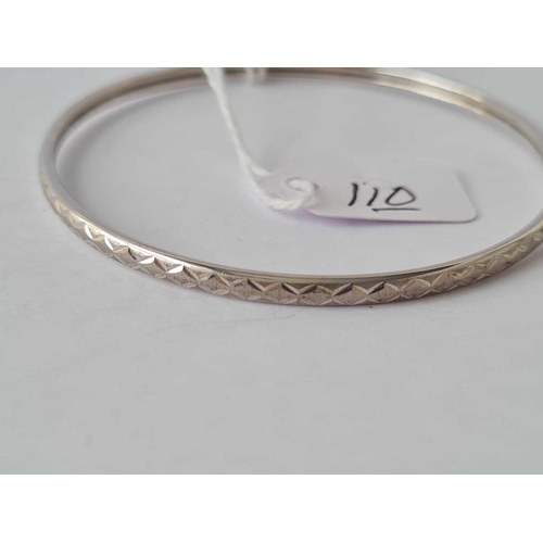 110 - A patterned 9ct white gold bangle 3.7g