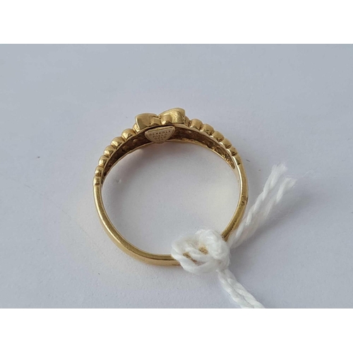 123 - A fancy ribbon ring 14ct gold size K � � 2 gms