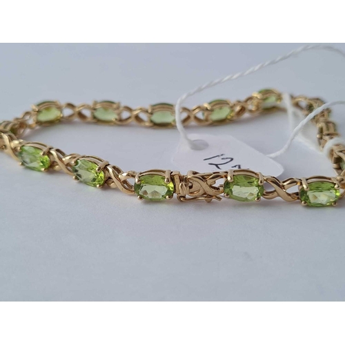 127 - A peridot set bracelet 9ct � 7.8 gms