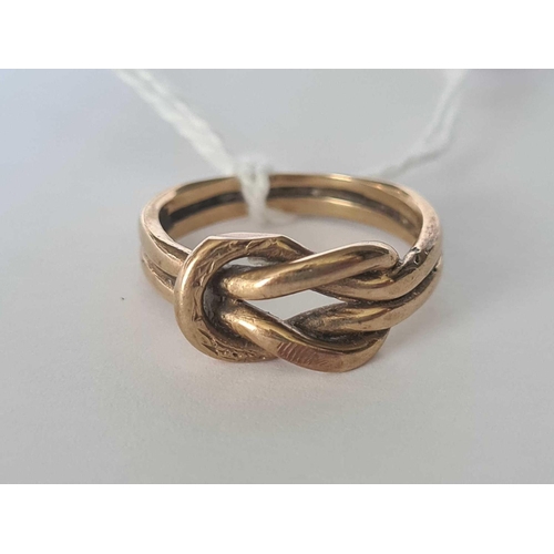 14 - A gold knot ring 9ct size O � 4.3 gms