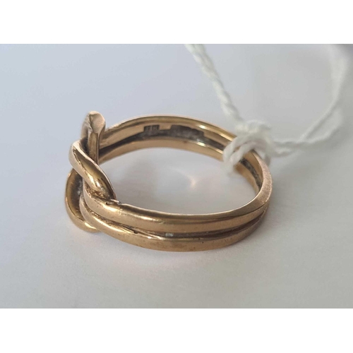 14 - A gold knot ring 9ct size O � 4.3 gms