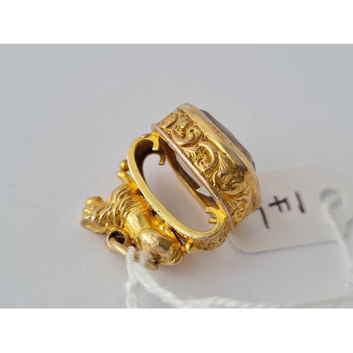 146 - Antique Lion mounted seal set with a citrine in 9ct gold, hallmarked for 1919.