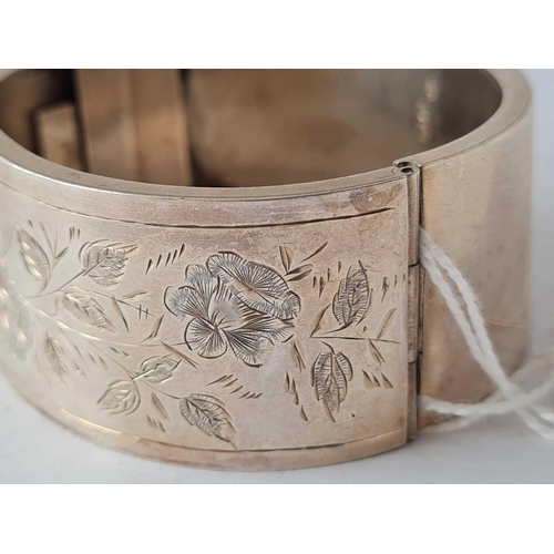 159 - A wide silver bangle � 30 gms