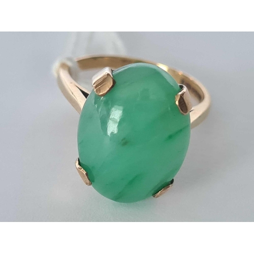 16 - A green jadeite ring 9ct size M � � 4.6 gms