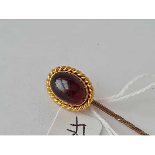 164 - A superb cabochon garnet mounted stick pin 18ct gold rope twist surround � 4.7 gms