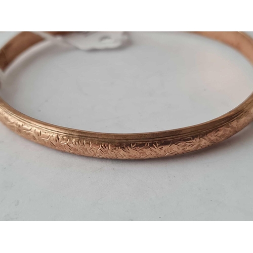 194 - A engraved decorative bangle 9ct � 7.1 gms