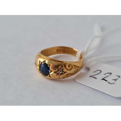 223 - A THREE STONE SAPPHIRE AND DIAMOND GYPSY SET RING 18CT GOLD SIZE J � 5.8 GMS