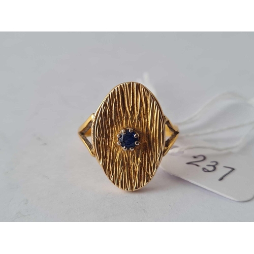 237 - A SIGNET SET WITH A SAPPHIRE 18CT GOLD SIZE N � 6 GMS