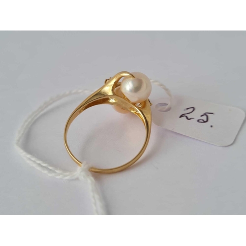 25 - A pearl and diamond cross over ring 18ct gold size N � 3.2 gms