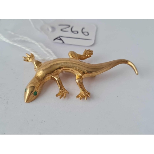 266a - A hand crafted lizard/salamander brooch with emerald eyes 9ct � 4.8 gms