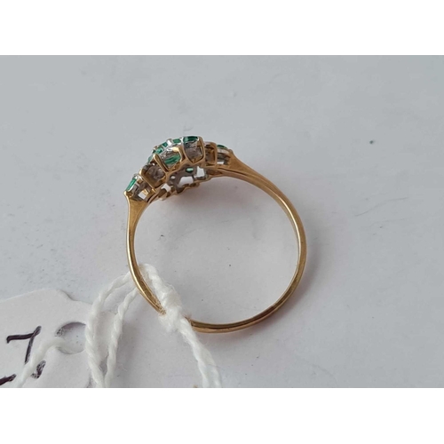 270c - A emerald and diamond vintage cluster ring 9ct size N