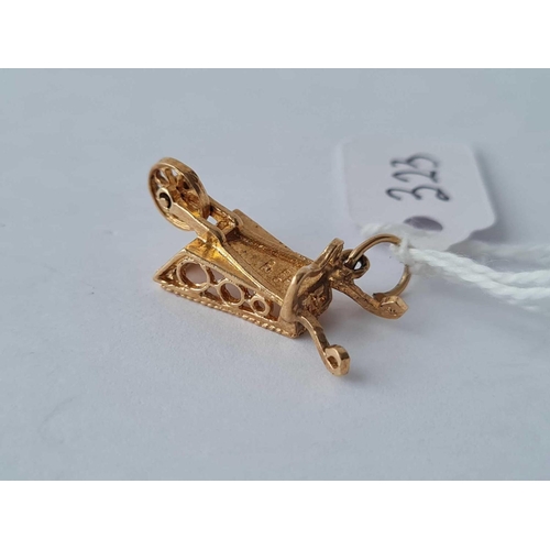 323 - A novelty charm in the form of a wheel barrow with moving wheel 9ct � 2.3 gms