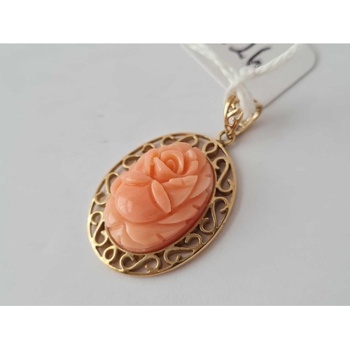 326 - A carved coral flower pendant 9ct � 4.1 gms