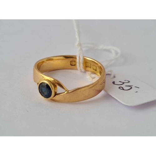 35 - A SAPPHIRE SET RING 18CT GOLD SIZE S � � 5.6 GMS