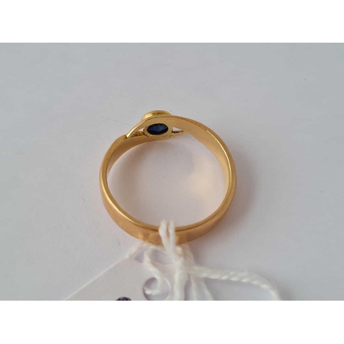 35 - A SAPPHIRE SET RING 18CT GOLD SIZE S � � 5.6 GMS