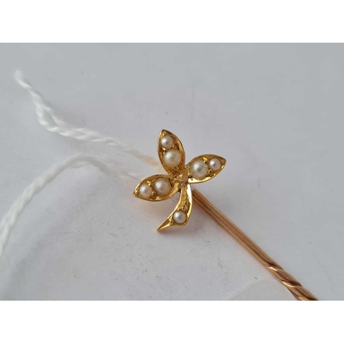 362 - A Victorian shamrock shaped pearl stick pin in high carat gold � 1.4 gms