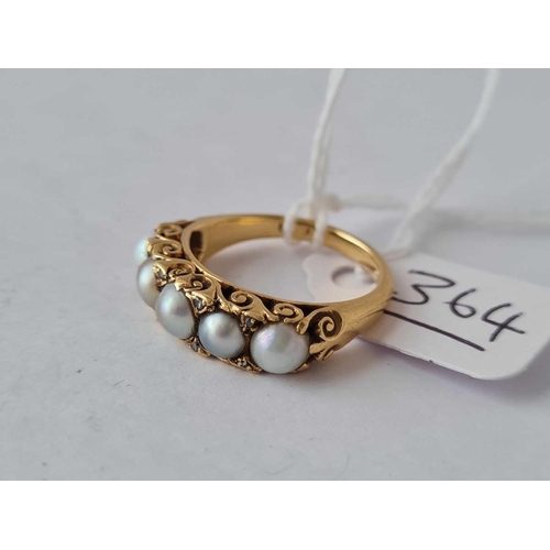 364 - A GOOD FIVE STONE PEARL AND DIAMOND POINT RING 18CT GOLD SIZE L � 4.5 GMS