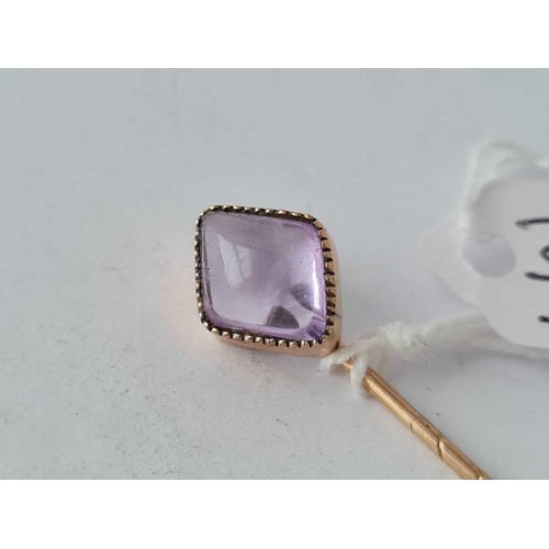 367 - A 19th century Sugarloaf lozenge cabochon amethyst set stick pin in gold � 2 gms