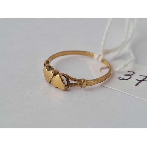 37 - A small double heart ring 9ct size M