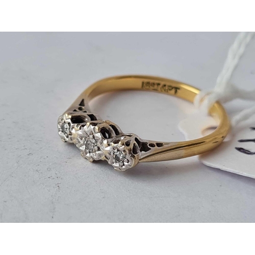 371 - A three stone diamond ring 18ct gold size K � � 2.3