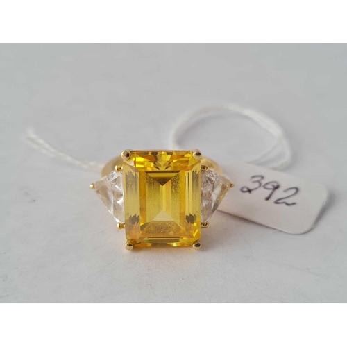 392 - A large yellow stone dress ring 14ct gold size O � � 8.3 gms