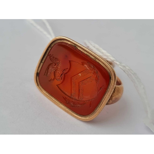 90 - A antique gold crested intaglio fob seal � 12.5 gms