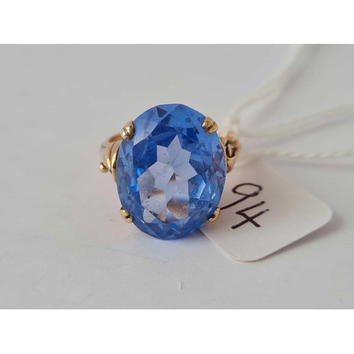 94 - A blue stone dress ring 14ct gold size J �