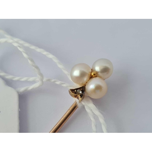 123 - A diamond and natural pearl trefoil stick pin in high carat