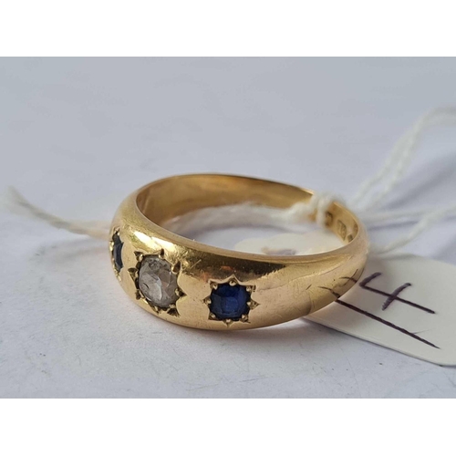 14 - A DIAMOND AND SAPPHIRE RING 18CT GOLD SIZE S  7.3 GMS