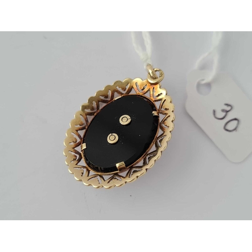 30 - A onyx pendant 14ct gold  4.3 gms